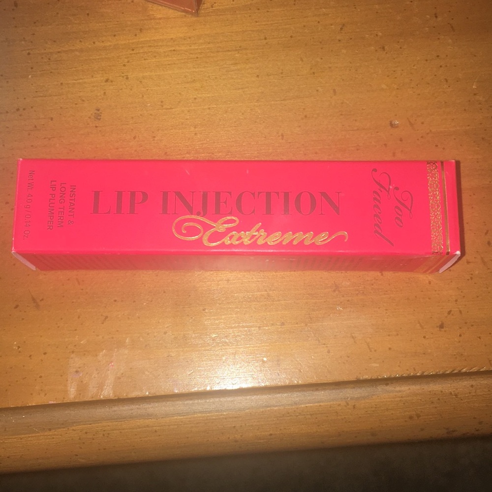 Too Faced Lip Injection Lop Gloss (tinted red)